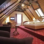 Hirsch Hotel *